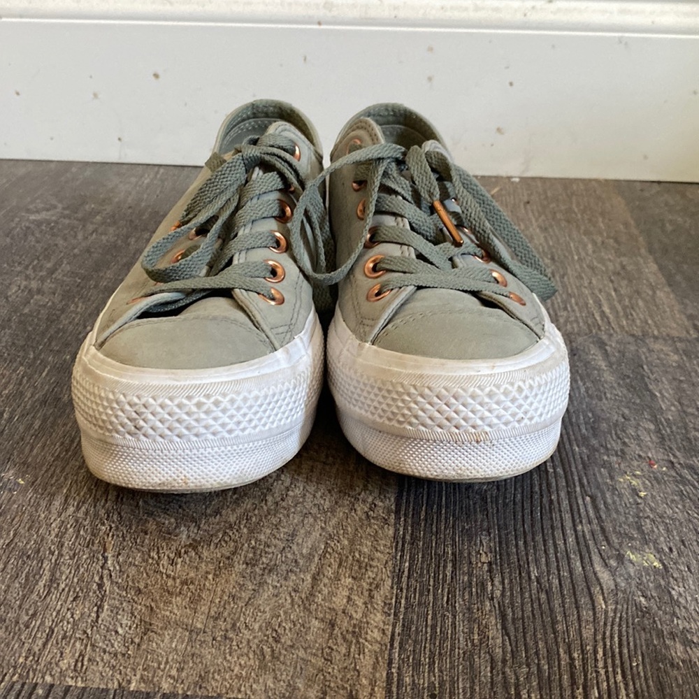 Low top Converse platforms Size 7